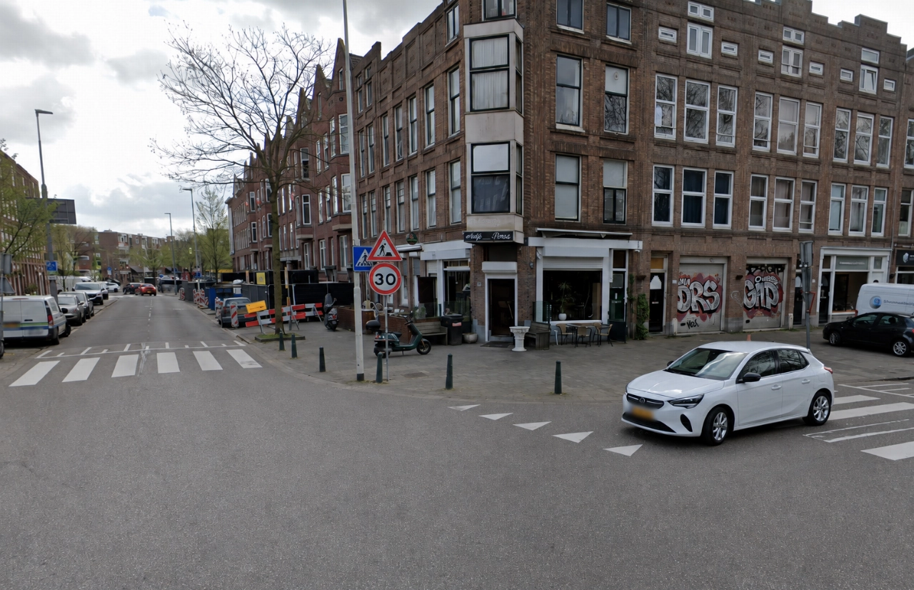 Explosie blaast rolluik los bij eetcafé