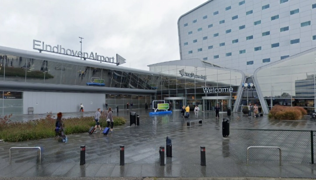 Naakte vrouw rijdt door hek Eindhoven Airport en belandt bij vliegtuigen