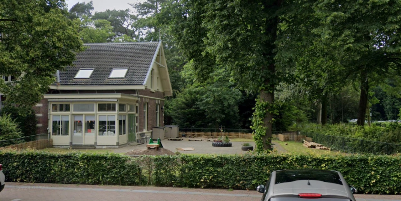 Auto rijdt dwars door tuin van kinderdagverblijf