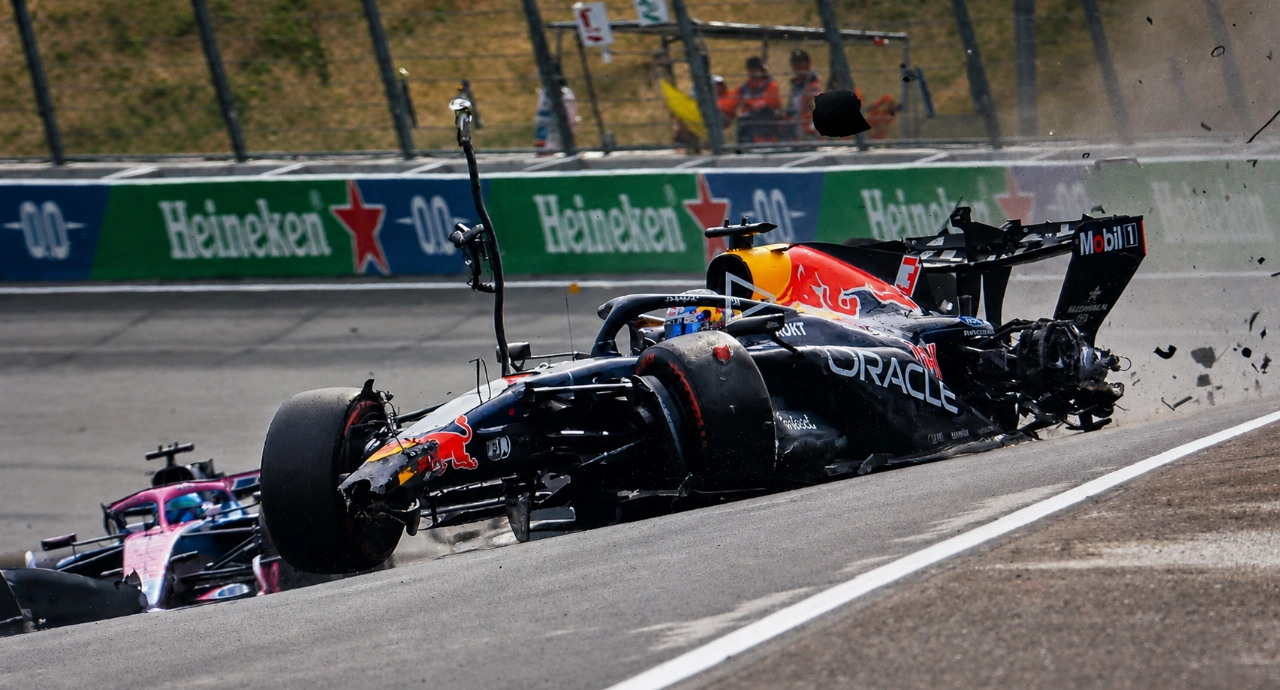 Verstappen crasht in eerste ronde van laatste Dutch Grand Prix, race stilgelegd