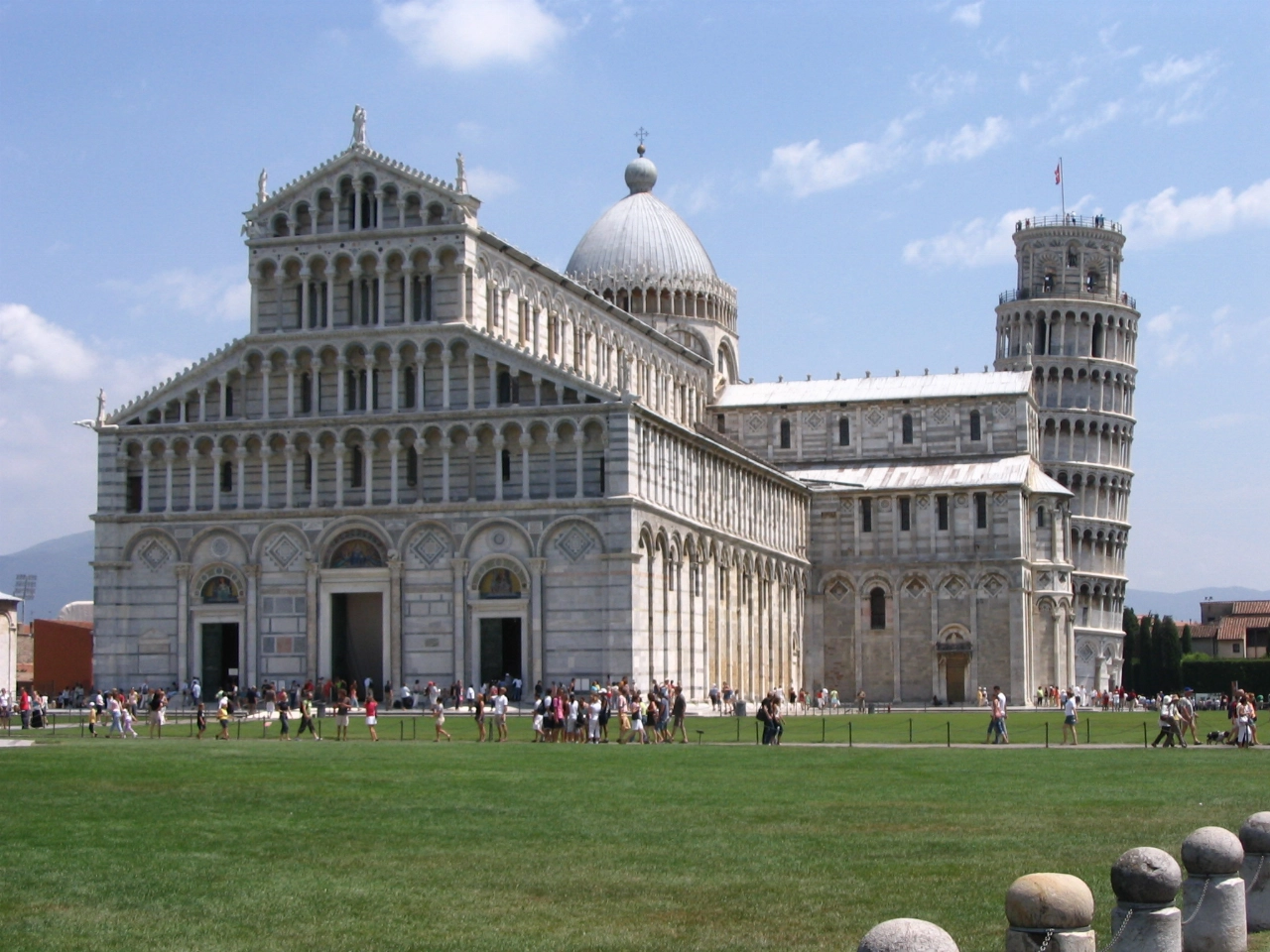 Bewoners en toeristen in paniek om aardbeving in Pisa
