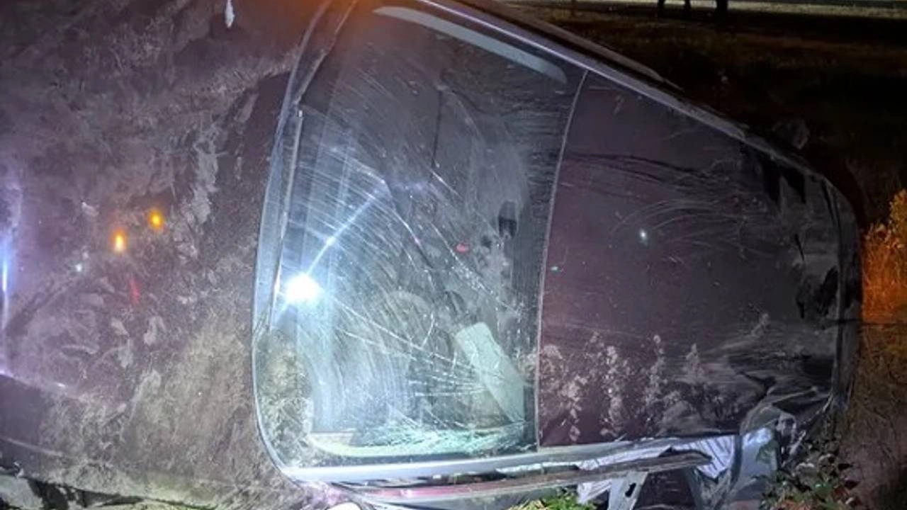 Automobilist onder invloed parkeert auto op z'n kant in de berm