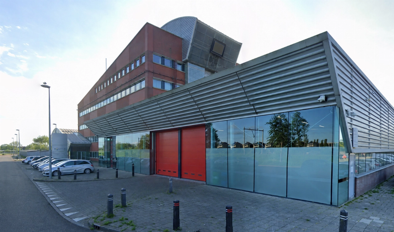 Agenten onwel door vreemde lucht in politiegebouw, één naar ziekenhuis