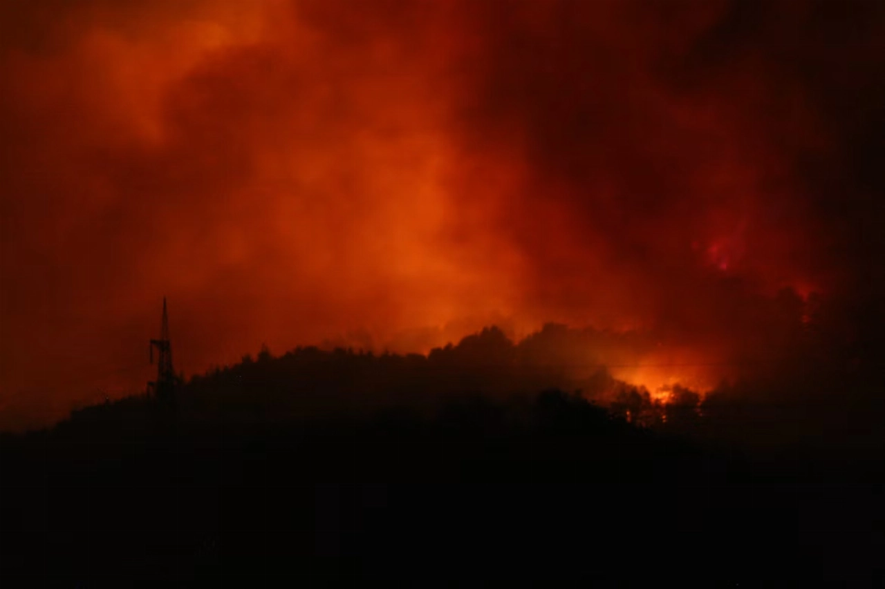 Nederlandse vakantiegangers geëvacueerd om enorme bosbrand in Kroatië