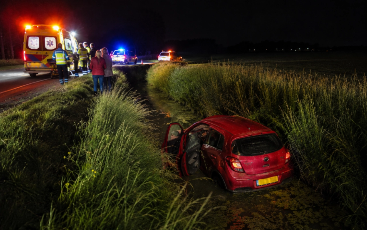 Drie vrouwen in de sloot door overstekende haas