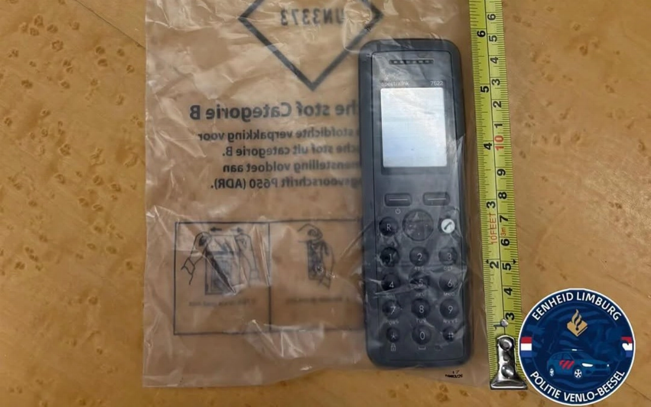 Verdachte stopt politietelefoon in anus na gesprek met advocaat