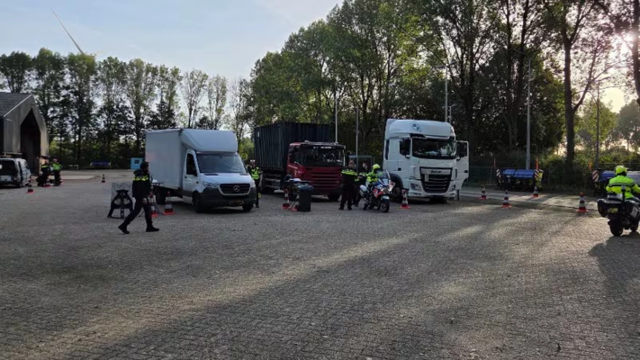 Dertig boetes bij transportcontrole in Moerdijk; bestuurder zonder rijbewijs betrapt