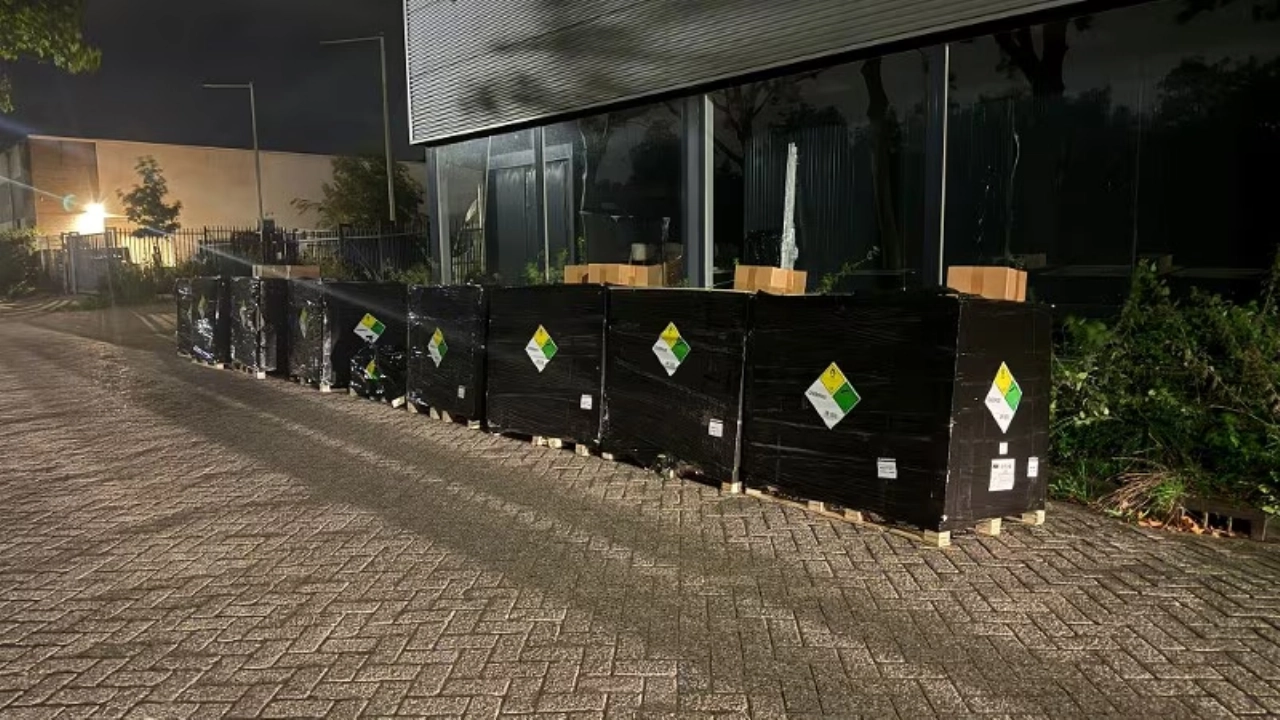 Drugsdeal leidt politie naar loods met ruim 4700 lachgasflessen
