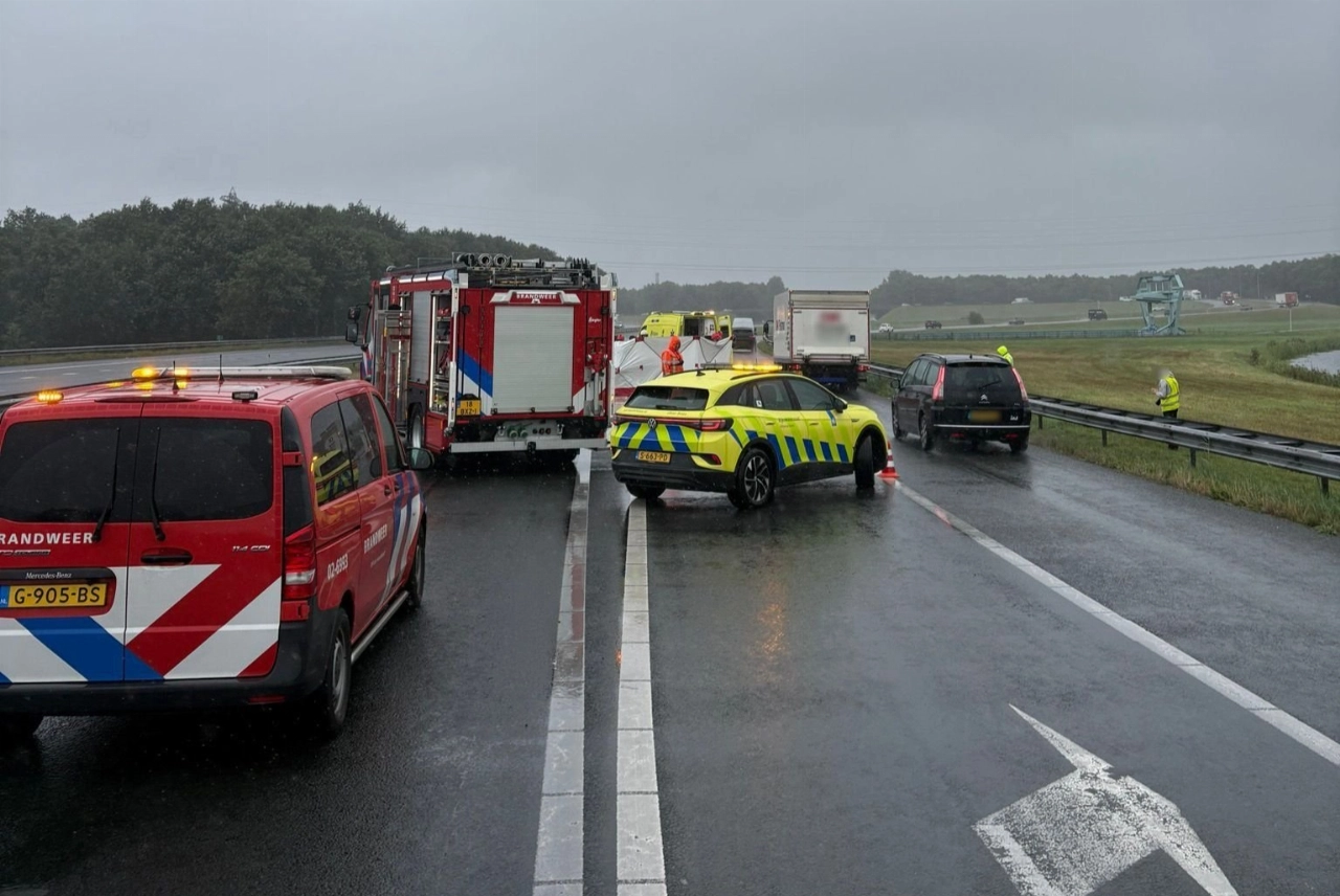 Auto over de kop na botsing op A7, bestuurster naar ziekenhuis