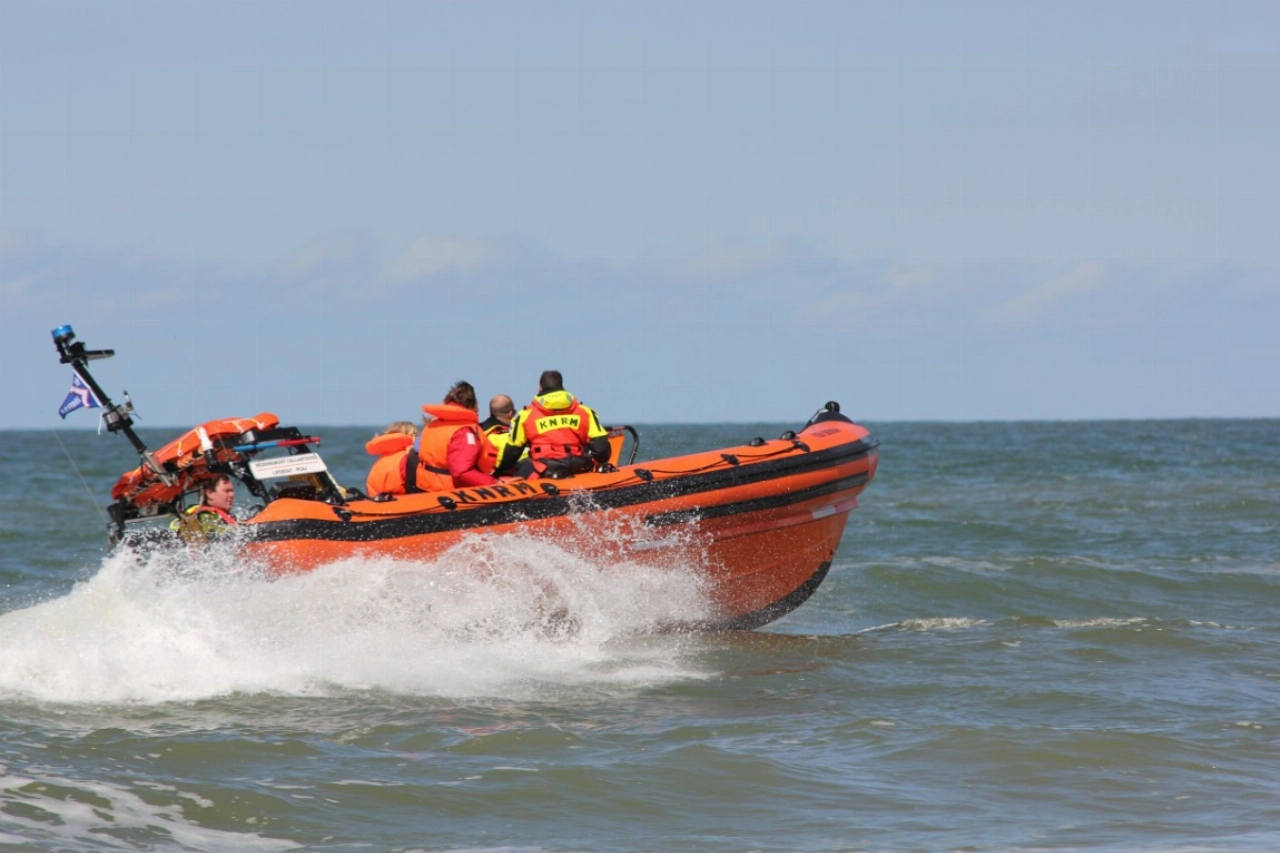 Windsurfer (76) overleden na zoekactie voor kust van Noordwijk
