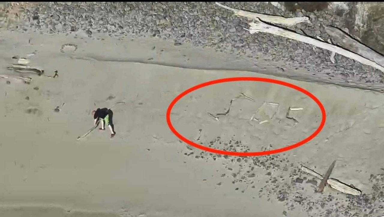 Toeristen willen perfecte plaatje op Lost Boy Beach maar komen vast te zitten