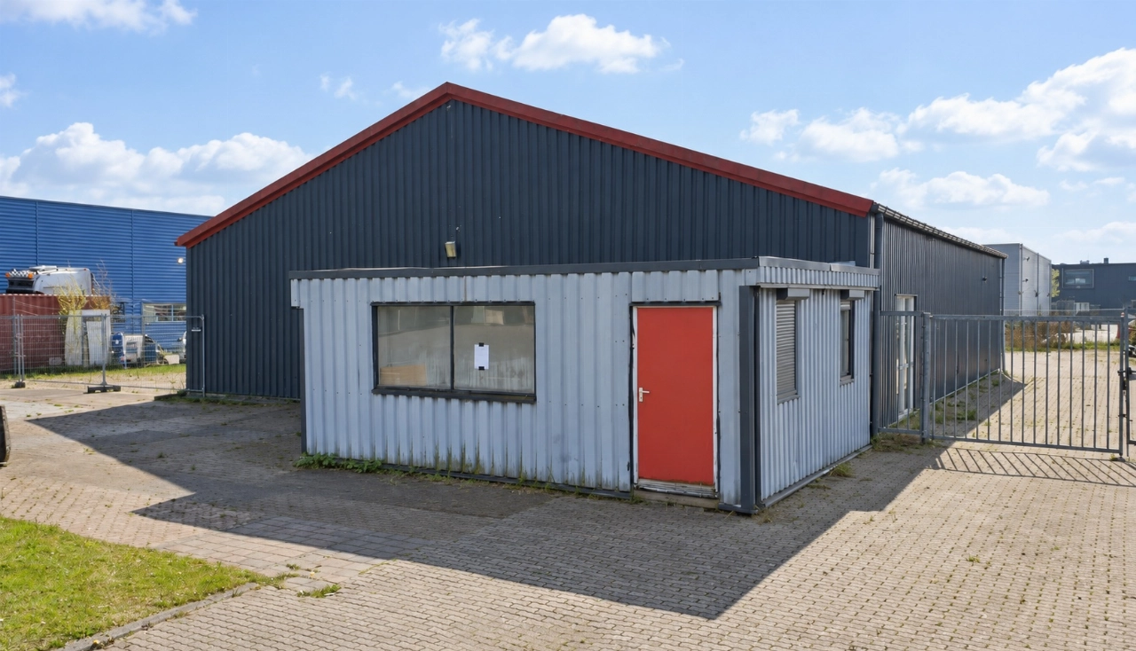 Eigenaar sloopt gekraakt pand terwijl krakers binnen zijn