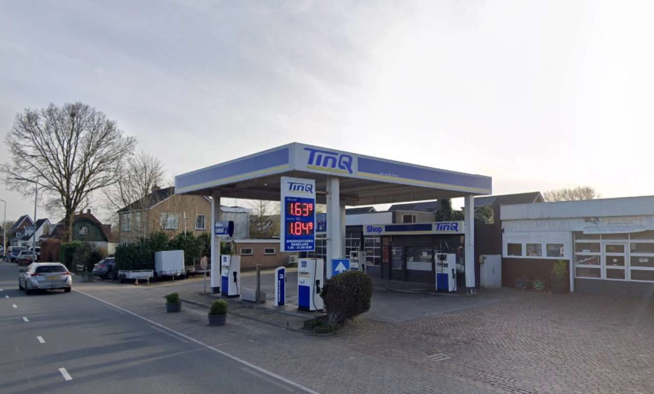 Inzittende overleden na crash tegen tankstation in Hoorn