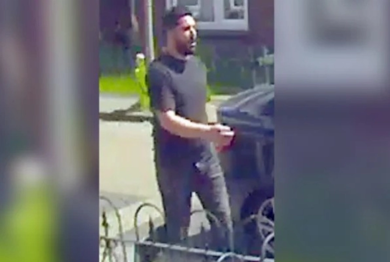 63-jarige man op straat beroofd, dader herkenbaar in beeld