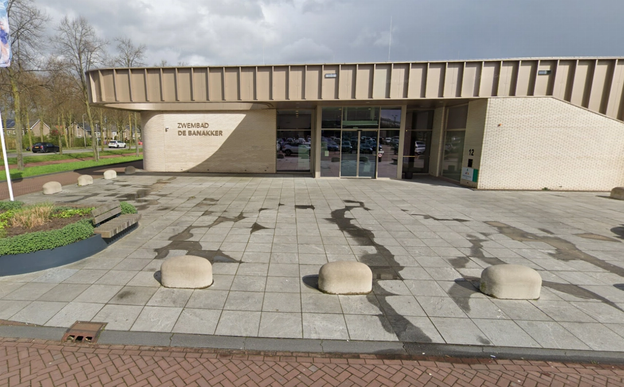 Zwembad ontruimd na chloorlekkage, monteur naar ziekenhuis