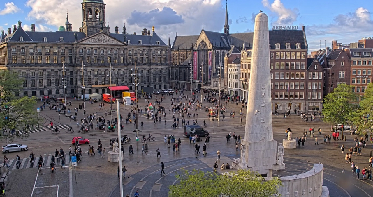 Hamas-spandoek en ‘Hup Hamas’-bandana’s bij demonstratie op Amsterdamse Dam