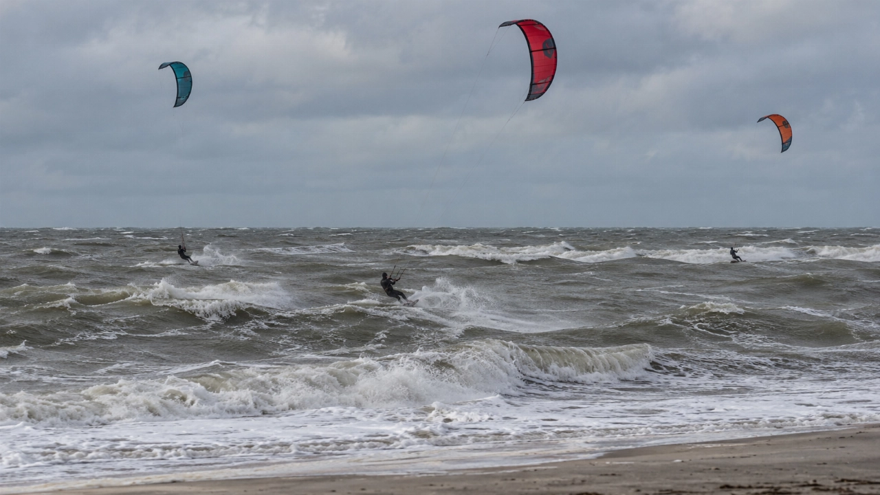 Kitesurfer bij Scheveningen nog vermist, zoektocht gaat maandag verder