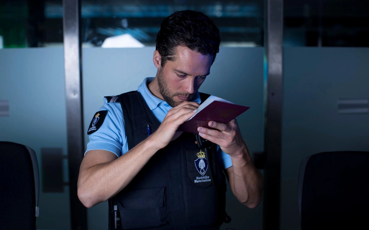 Tot anderhalf uur wachten op Schiphol door storing paspoortpoortjes