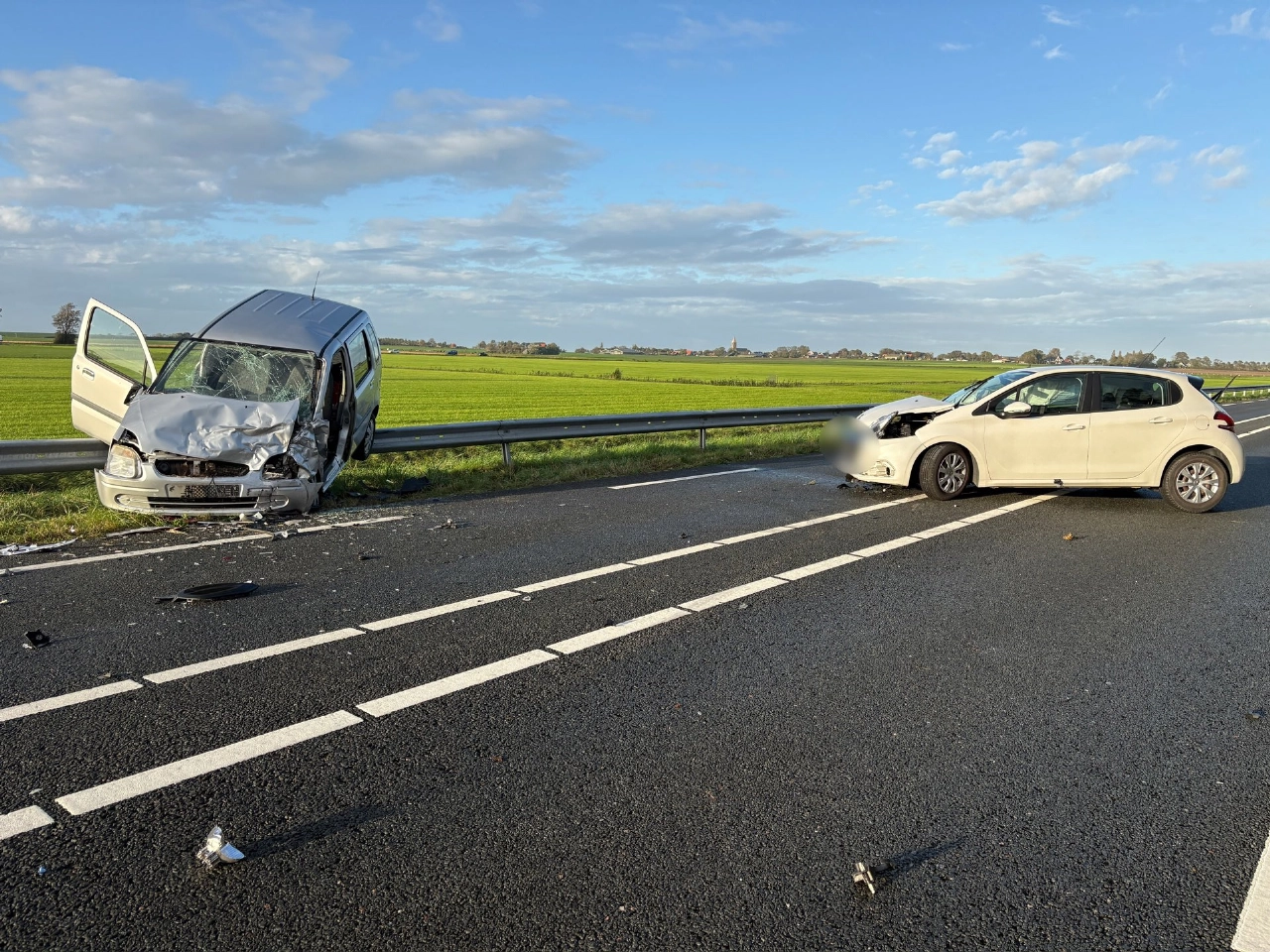 Vier gewonden bij frontale botsing op N99, auto belandt op vangrail