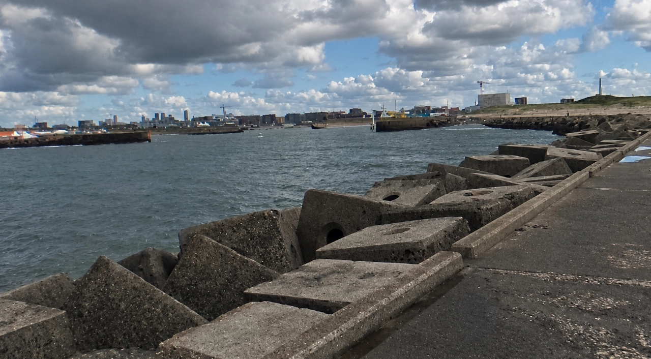 Zoektocht bij Scheveningen hervat, hoge golven houden duikers aan de kant
