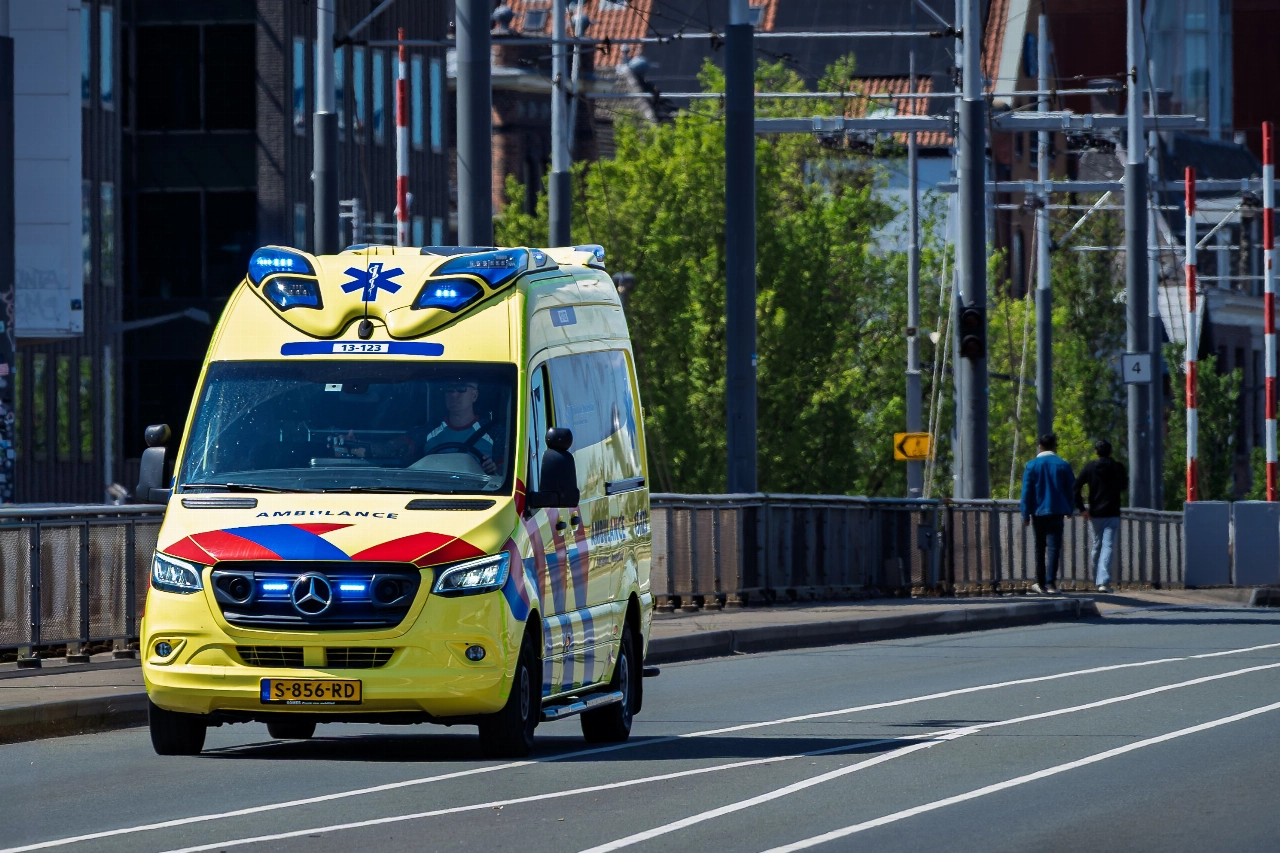 Persoon gereanimeerd bij station en met spoed naar ziekenhuis gebracht
