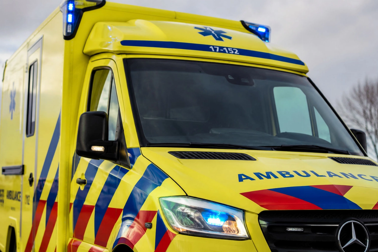 Auto slaat over de kop na harde botsing