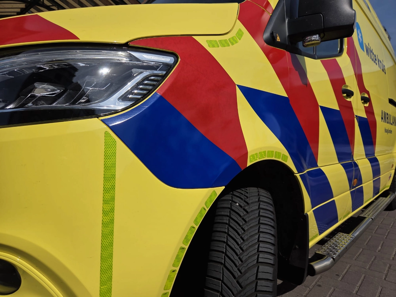 Fietsster zwaargewond na aanrijding met vrachtwagen
