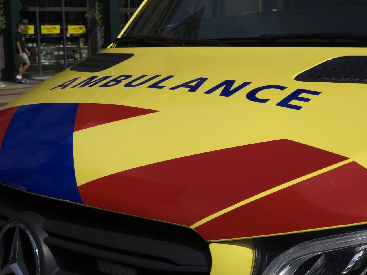 Peuter overlijdt na aanrijding met bezorgbus