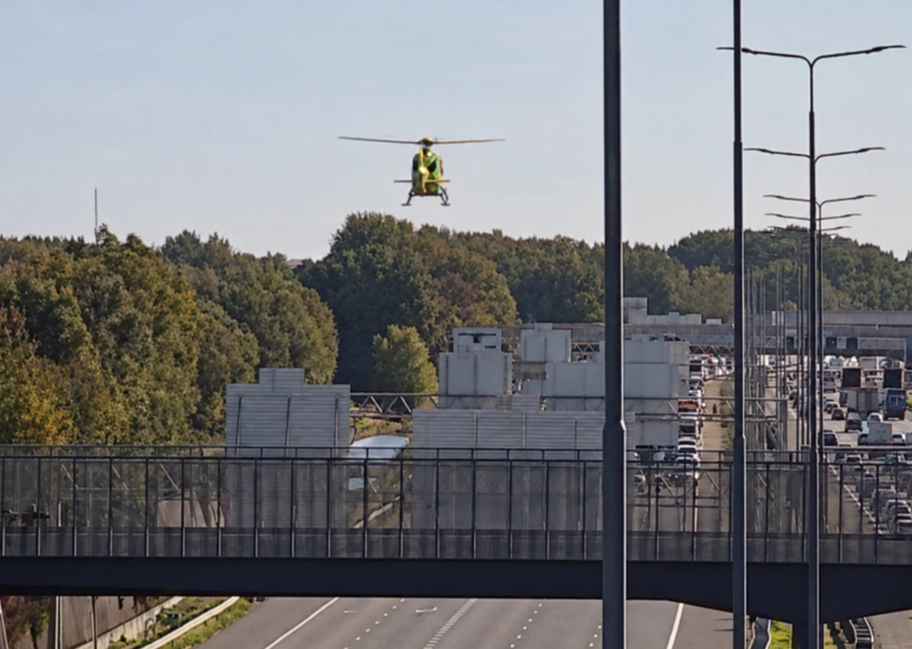 Dode en twee zwaargewonden bij botsing op A16, weg richting Rotterdam deels dicht