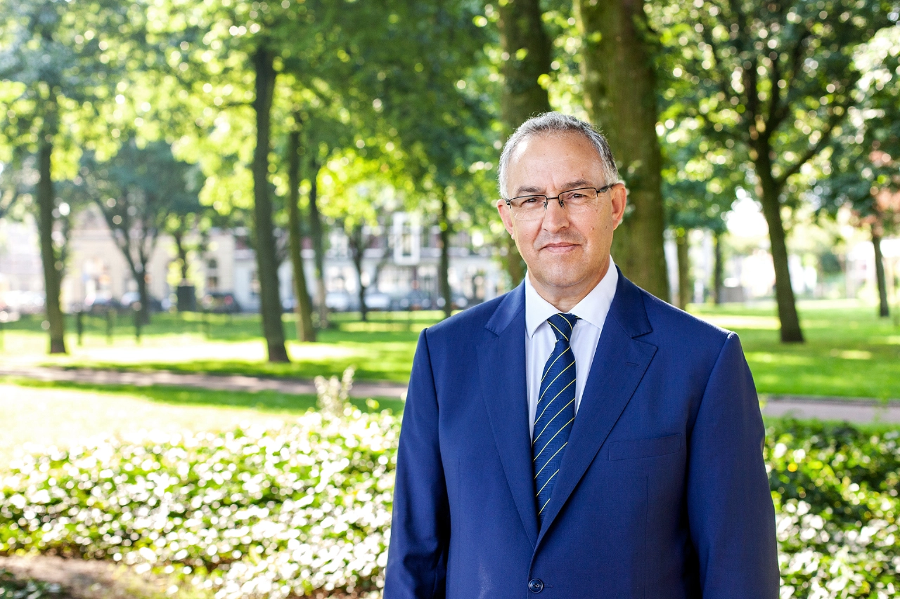 Burgemeester Aboutaleb spreekt de avondklokrelschoppers toe