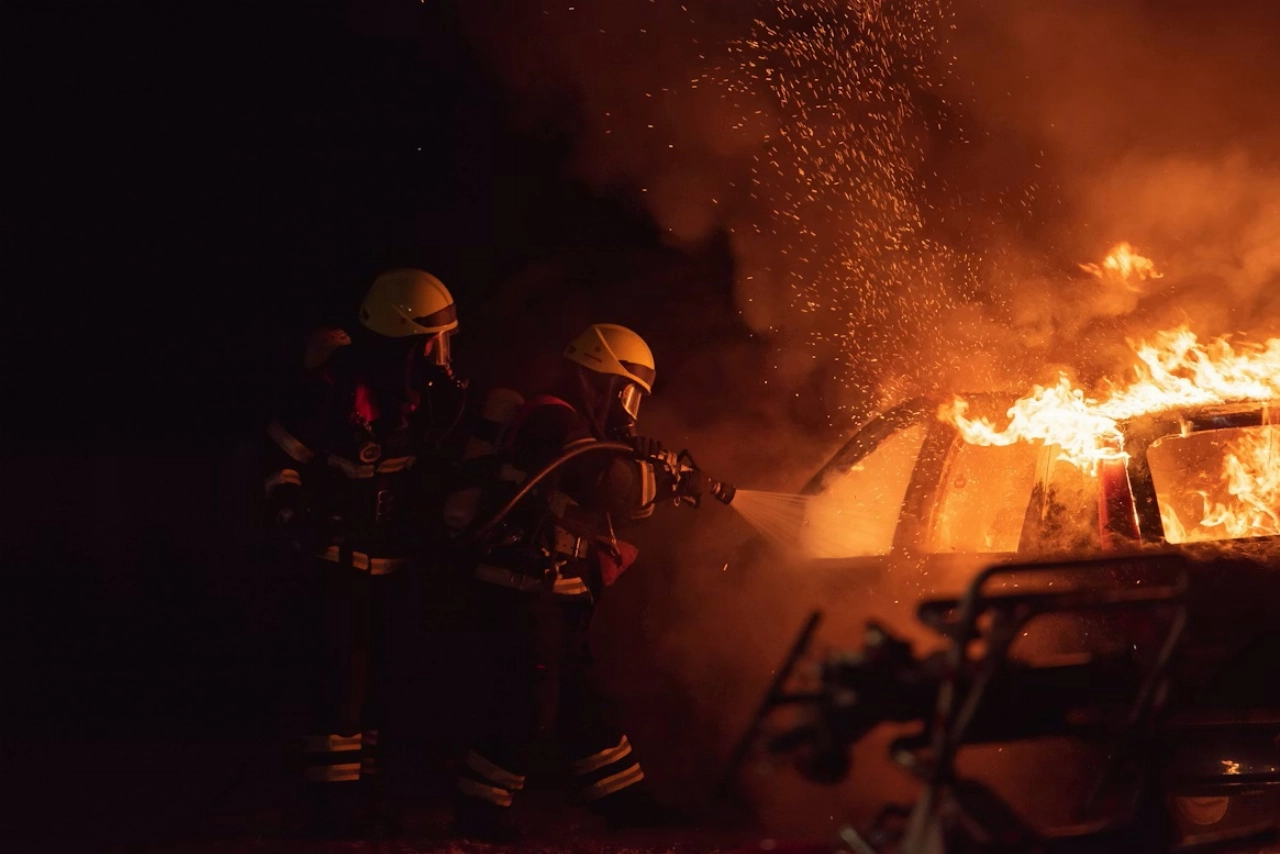 Geparkeerde auto volledig verwoest door brand
