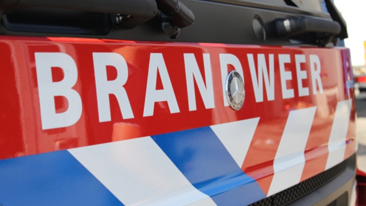Auto te water, toevallig passerende brandweerman springt erachteraan