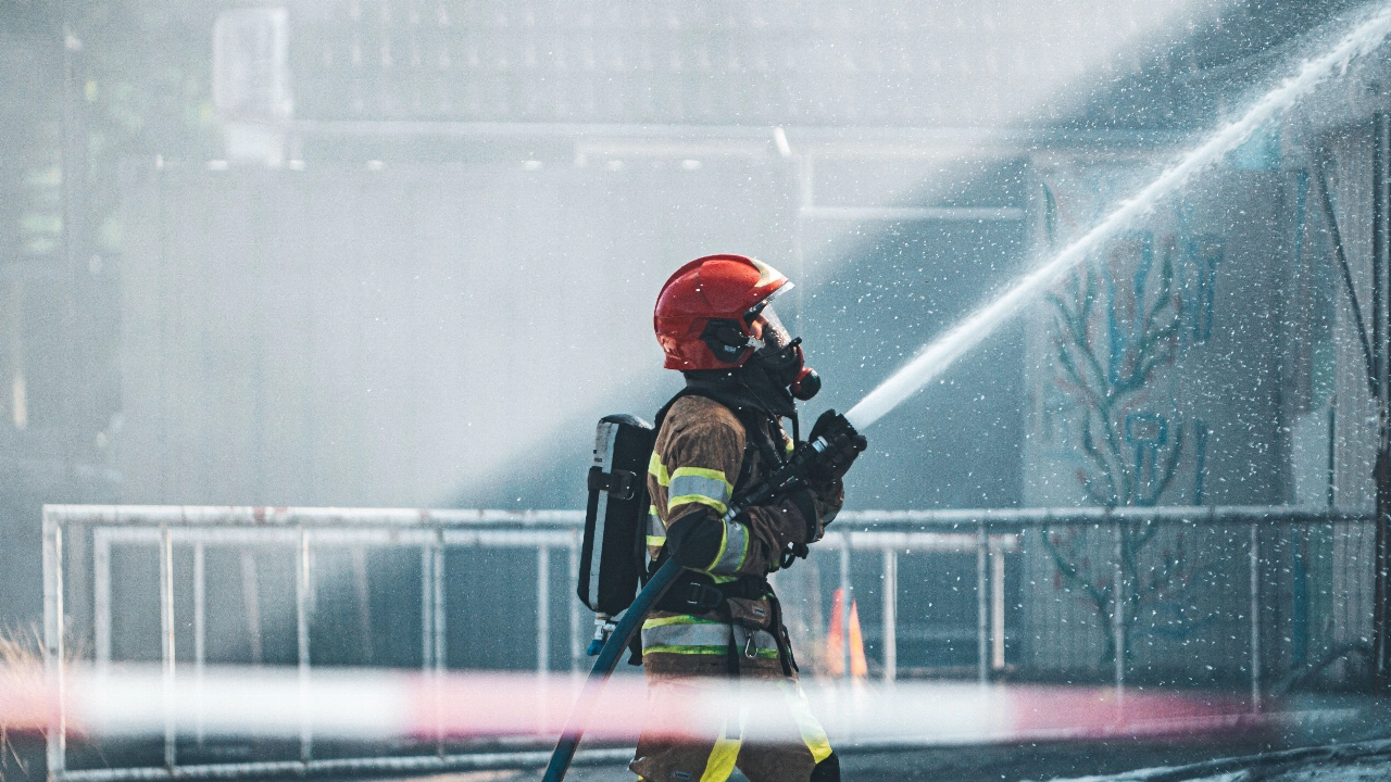 Appartement verwoest door grote brand en explosie, complex ontruimd