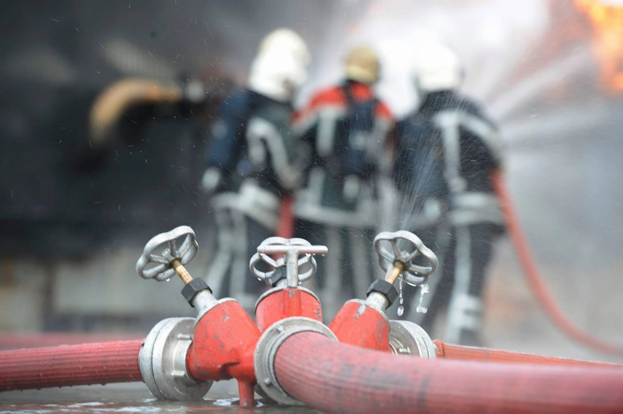 Gasflessen exploderen bij grote brand in schuur