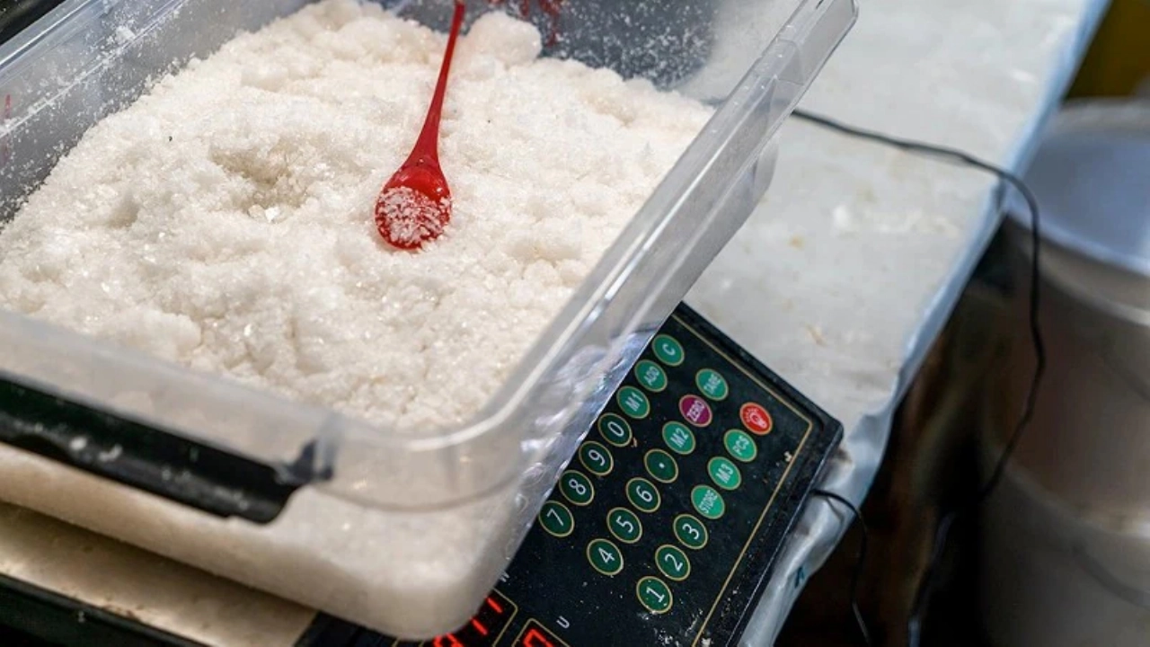 Politie ziet drugsdeal en vindt ruim 160 kilo harddrugs in woning