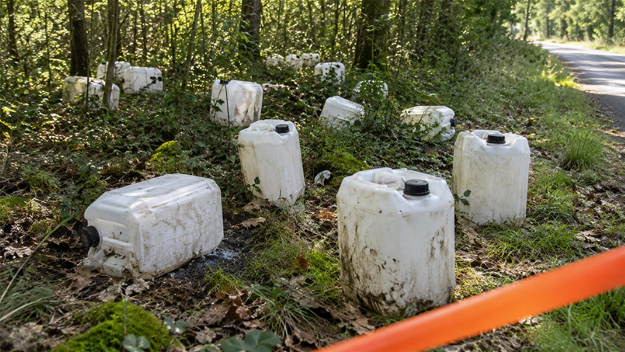 Achttien vaten met mogelijk drugsafval gedumpt in Baarle-Nassau
