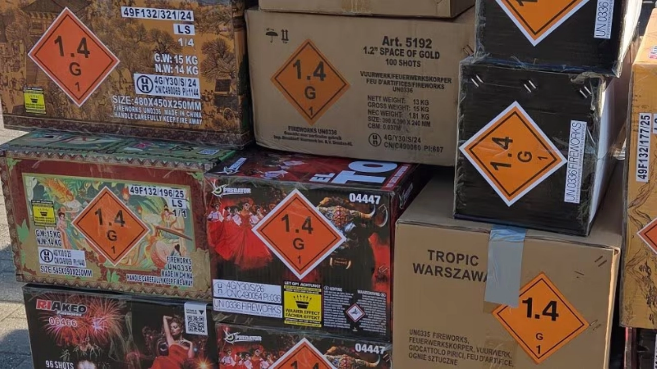 Duizenden kilo’s vuurwerk in beslag genomen in Lelystad en Kapel-Avezaath