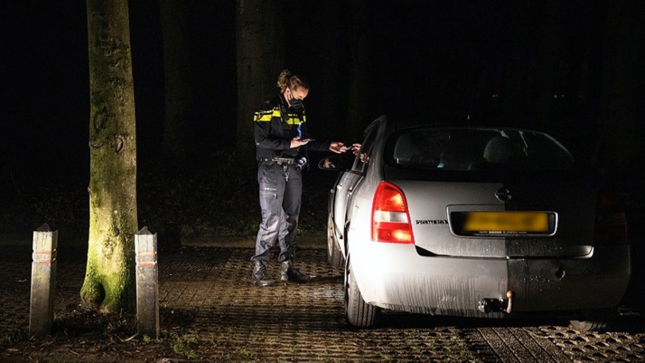Politie beëindigt illegaal feest, bekeurt feestgangers en houdt vrouw aan