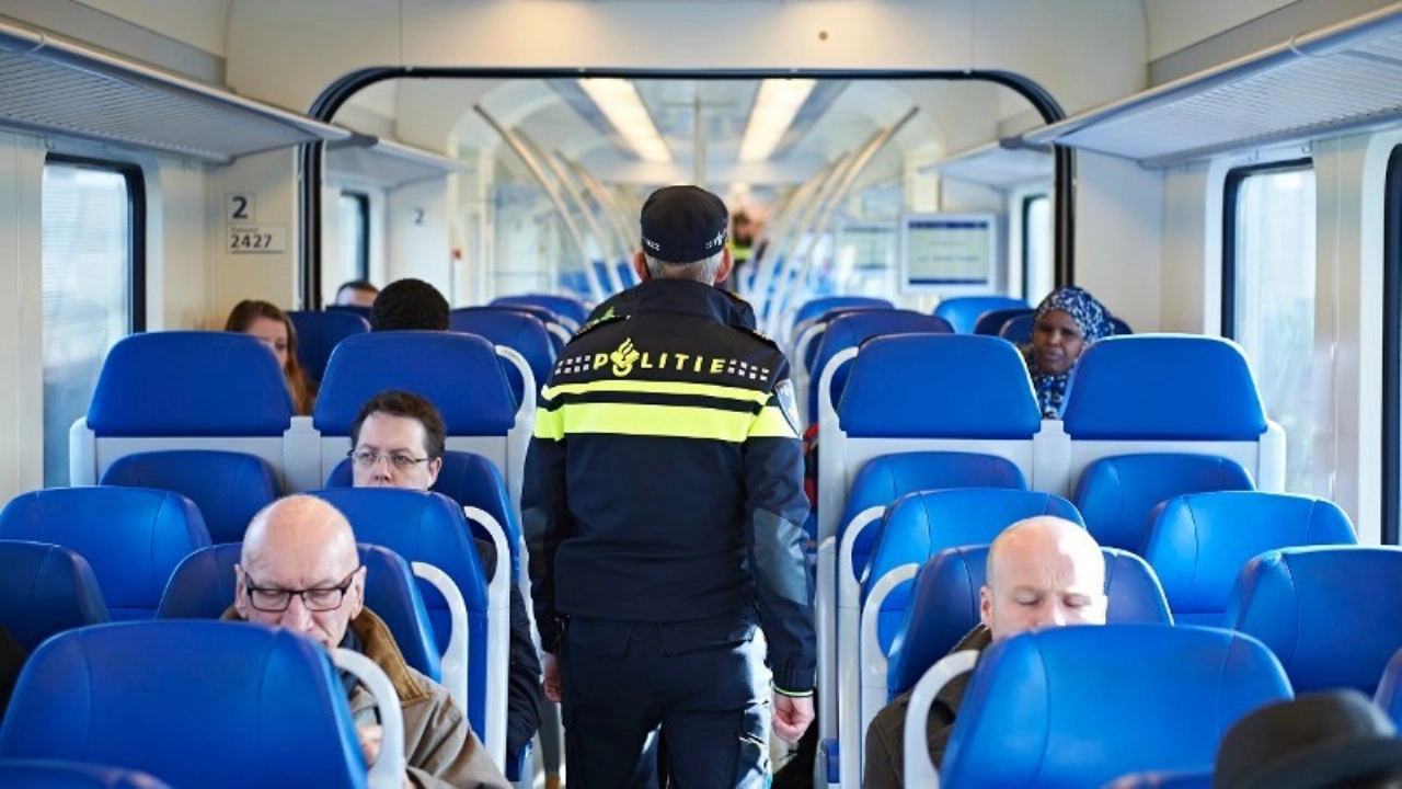 Meisje aangerand in trein, politie zoekt getuigen