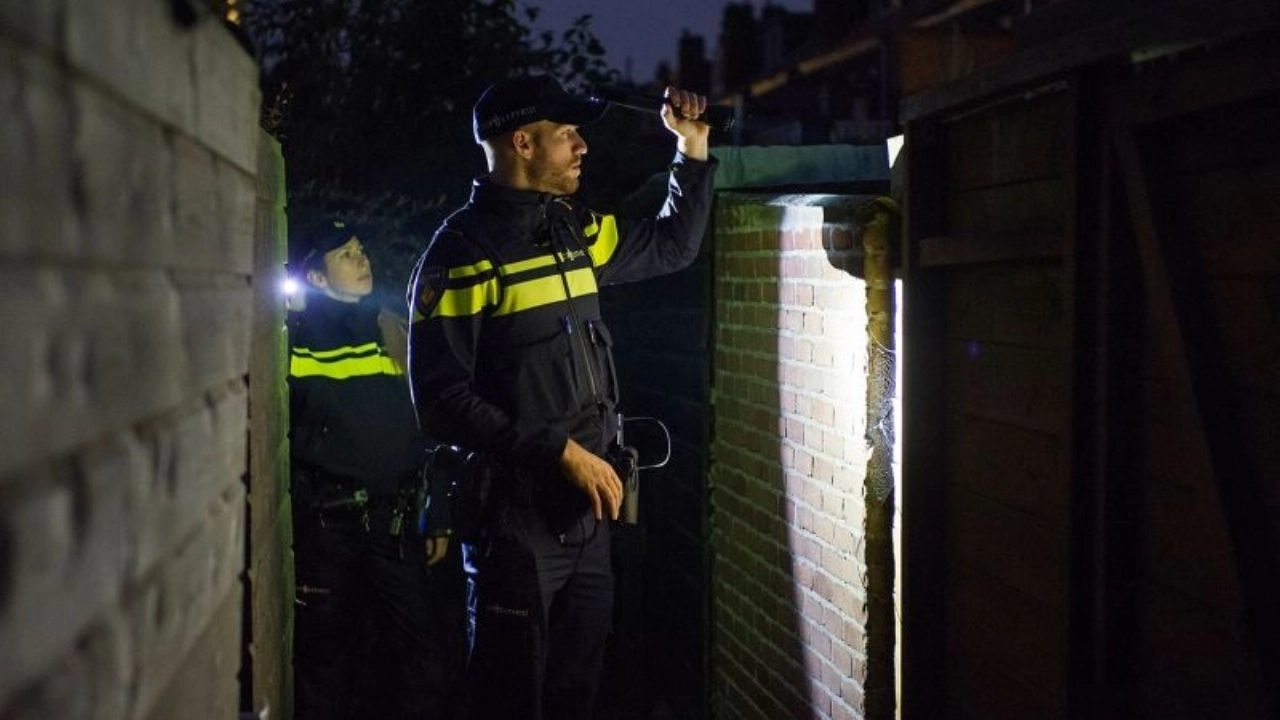 Inbreker wordt betrapt en hoekt bewoner