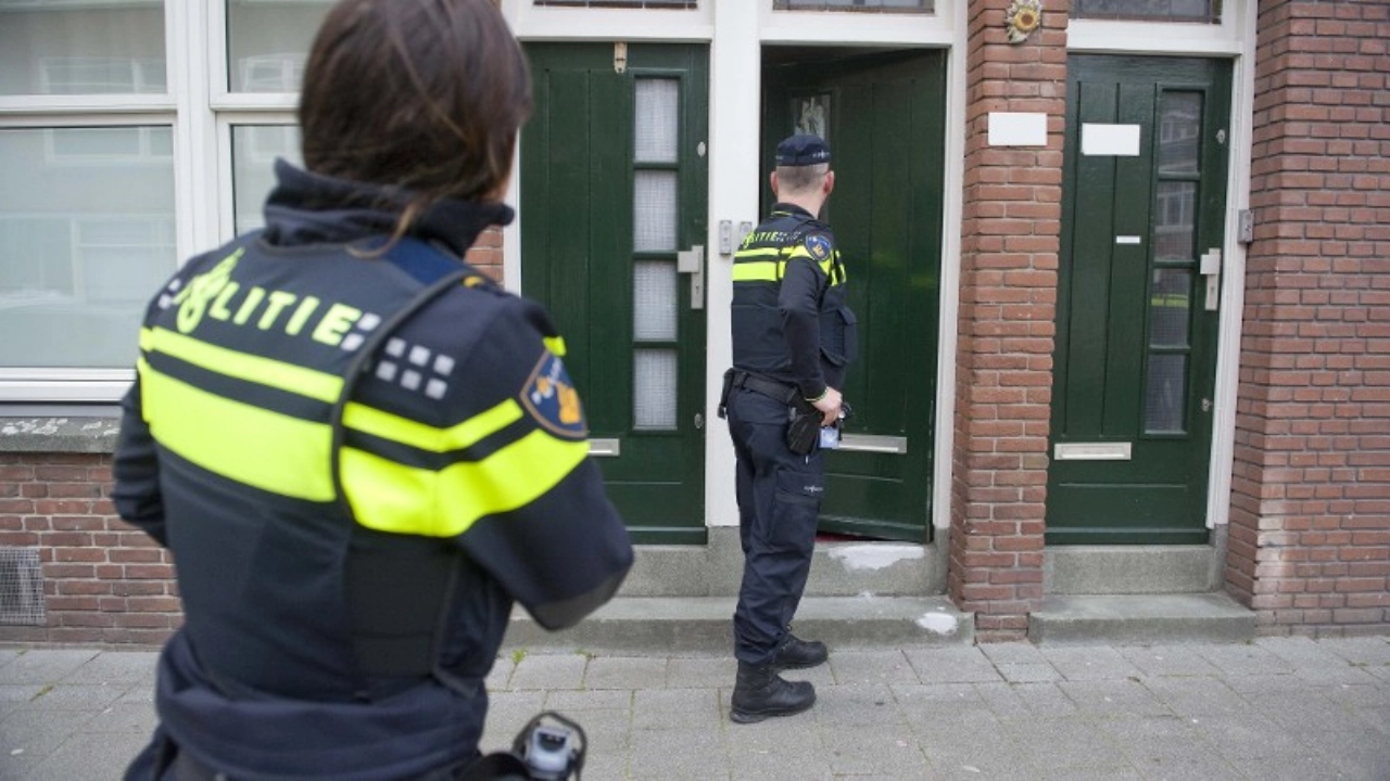 Vuurwapen, geld en drugs aangetroffen in een woning