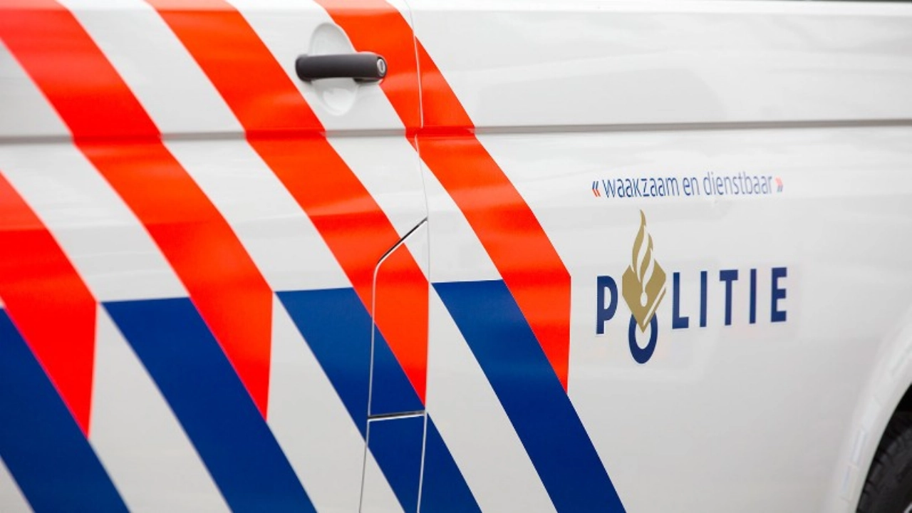 'Camouflageman' in witte bus benadert kinderen op straat