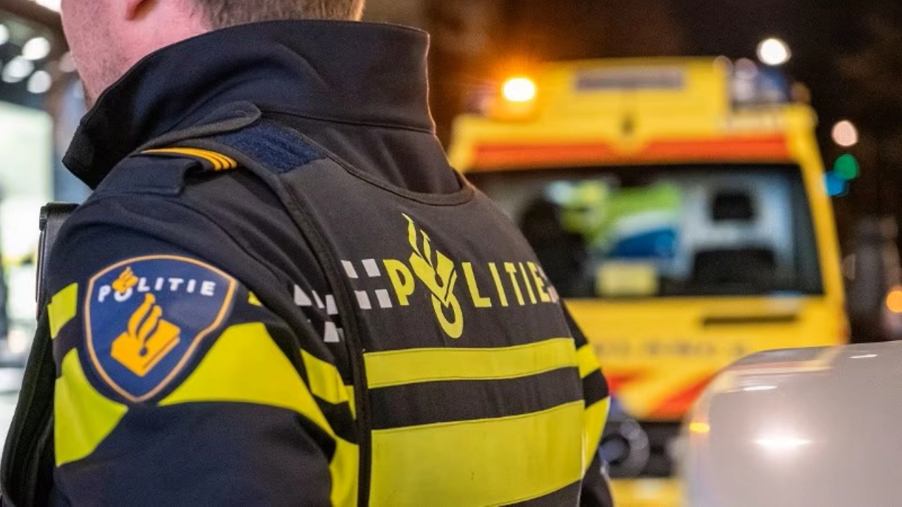 Auto rijdt woning binnen: twee gewonden