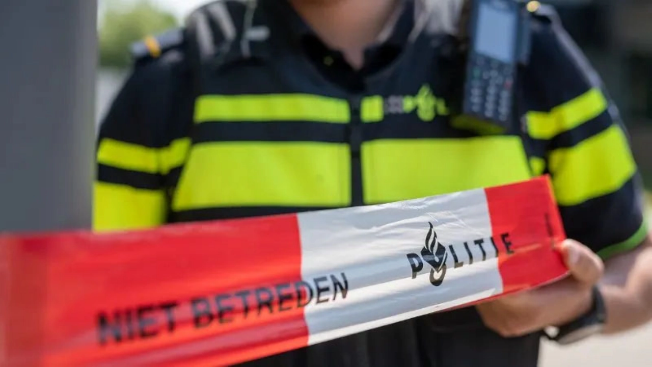 Automobilist rijdt in op groep mensen, mogelijk verband met steekpartij
