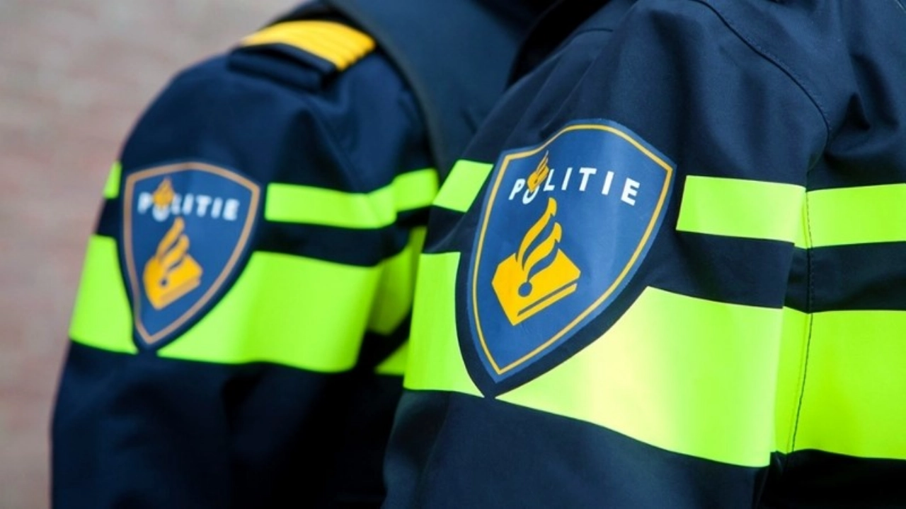 Vrouw slaat en trapt vrouw