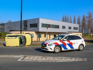 Auto gekanteld na aanrijding op rotonde