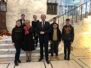 Leerlingen dragen gedichten voor bij uitreiking Geuzenpenning