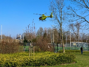 Traumahelikopter landt voor medische noodsituatie