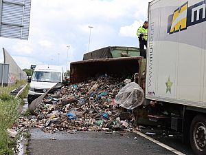 Vrachtwagen met afval gekanteld, A20 hele middag dicht