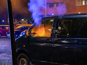Gestolen bestelbus in brand gestoken in Vlaardingen